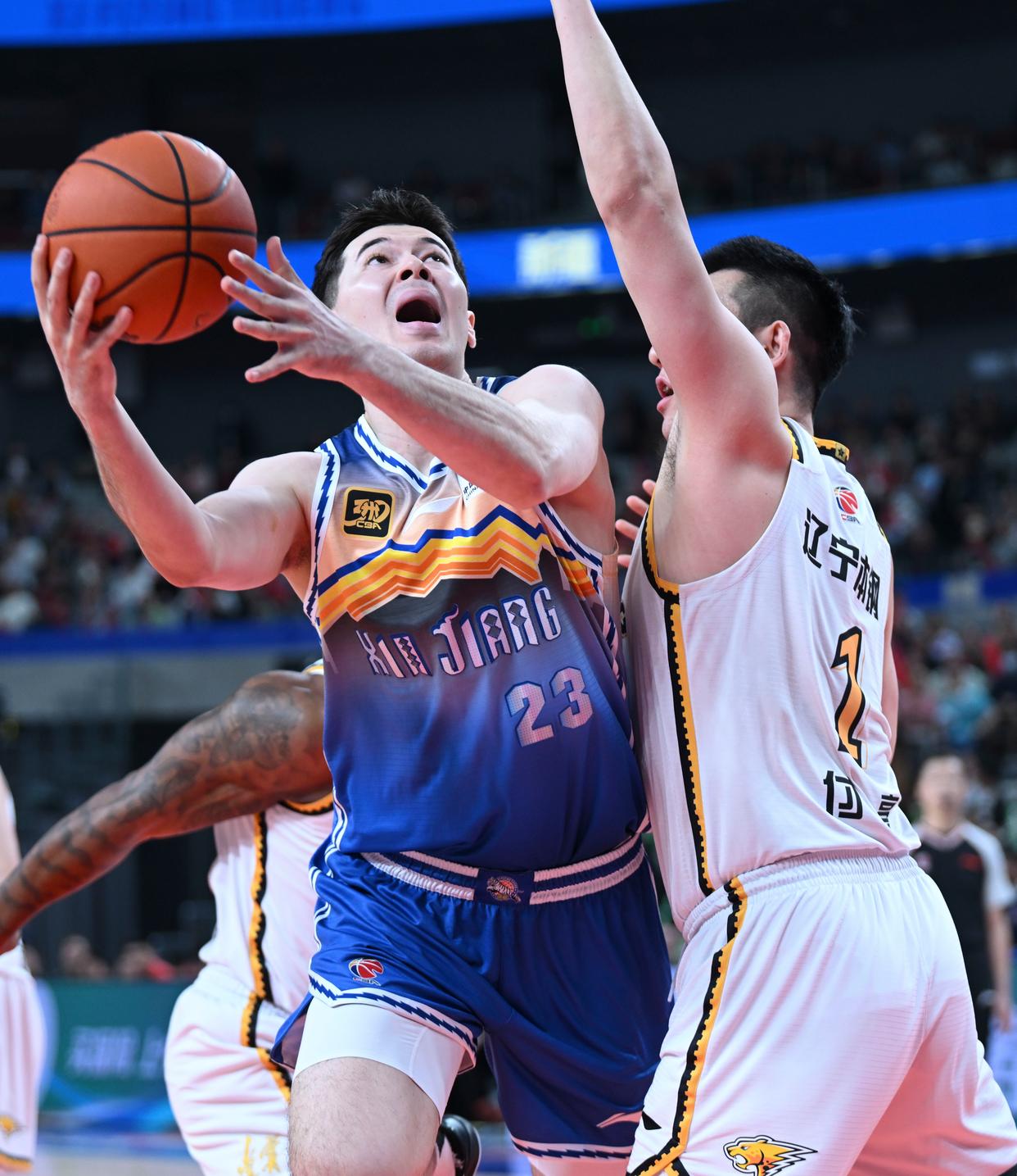 开云-今晨阿贾克斯备战CBA季后赛,防线松动细节曝光,信心回归,训练强度明显提升的简单介绍-开云